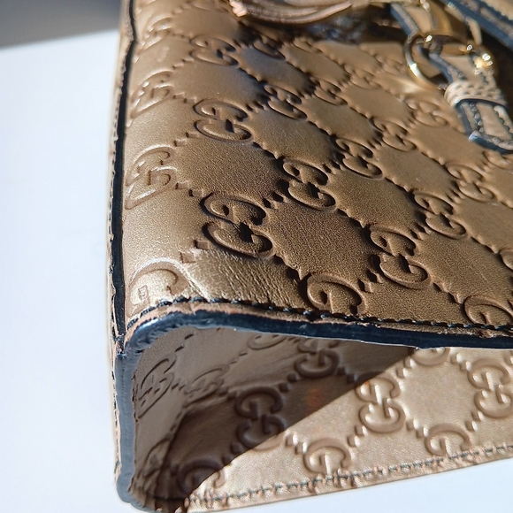 Gucci medium Emily gold embossed shoulder bag - Picture 14 of 16